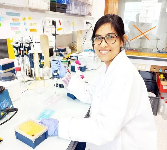 PGS-TSKH Nguyễn Thị Mộng Điệp tại phòng thí nghiệm ở Pháp. Ảnh NVCC