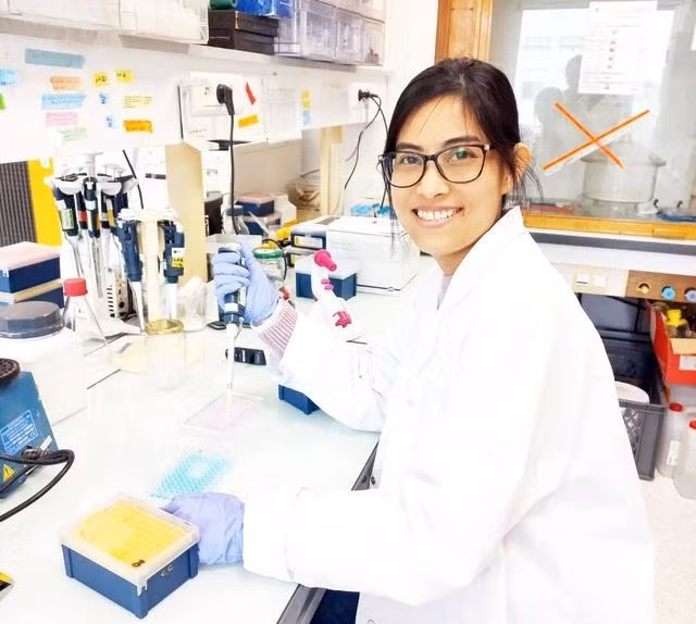 PGS-TSKH Nguyễn Thị Mộng Điệp tại phòng thí nghiệm ở Pháp. Ảnh NVCC