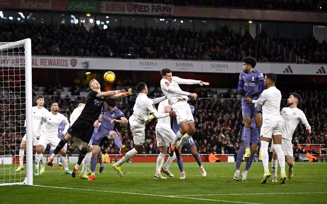 Jakub Kiwior đánh đầu phản lưới nhà trước áp lực của Liverpool