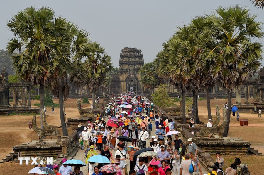 Khách tham quan khu đền cổ Angkor ở Siem Reap, Campuchia. (Ảnh: AFP/TTXVN)