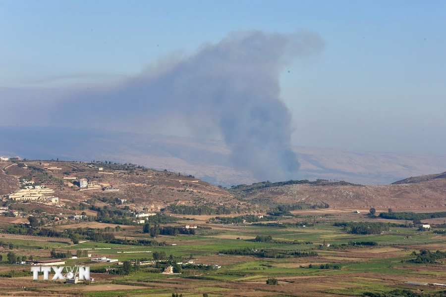 Khói bốc lên sau cuộc tấn công của lực lượng Hezbollah tại Beit Hillel, Israel, ngày 30/7/2024. (Ảnh: THX/TTXVN) Khói bốc lên sau cuộc tấn công của lực lượng Hezbollah tại Beit Hillel, Israel, ngày 30/7/2024. (Ảnh: THX/TTXVN)