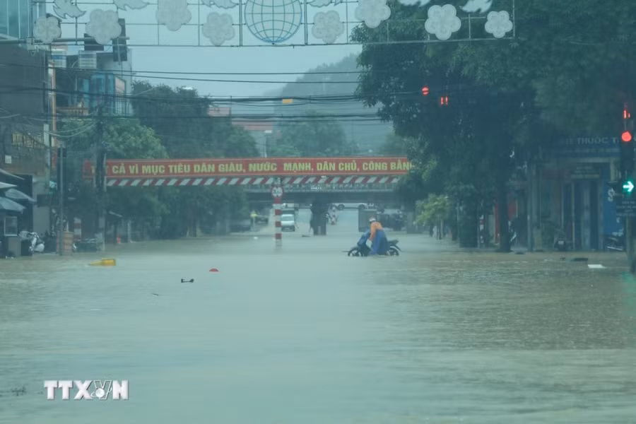 Khu vực cầu chui Mỹ Sơn (thành phố Lạng Sơn) ngập sâu khiến các phương tiện phải quay đầu. (Ảnh: Quang Duy/TTXVN)