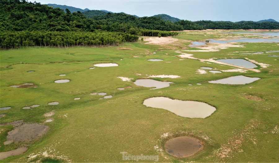 Mùa nước cạn, dấu tích sân bay LiBi và chi chít hố bom hiện rõ trên tuyến đường 22 ngày trước. Hàng chục năm qua, nước ngập cỏ phủ không thể xóa đi những vết thương chiến tranh đã để lại ở vùng đất này. Ông Nguyễn Phi Công - Phó Giám đốc BQL Khu bảo tồn thiên nhiên Kẻ Gỗ - cho biết: "Sở dĩ có tên gọi sân bay LiBi là vì sân bay được làm ở khu vực hạ lưu của khe LiBi chảy từ núi ra. Về tư liệu sân bay LiBi, chỉ có những dòng ngắn ngủi trong cuốn lịch sử ngành giao thông Hà Tĩnh, còn lại chỉ nghe kể các trận ném bom ác liệt khiến hàng trăm TNXP, dân công hỏa tuyến và bộ đội hy sinh qua các nhân chứng. Hơn 10 năm qua, tôi vẫn luôn mò mẫm đi tìm các tư liệu và hài cốt liệt sỹ hy sinh trên tuyến đường 22 và trận đánh sân bay LiBi".