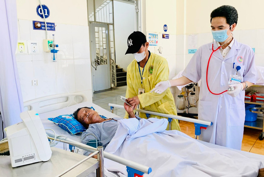 Tiến sĩ Nguyễn Thành Công thăm khám cho người bệnh. Ảnh: N.N Tiến sĩ Nguyễn Thành Công thăm khám cho người bệnh. Ảnh: N.N