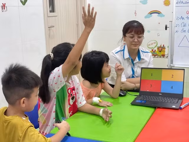 Lớp học mong muốn giúp các em có thêm “vitamin nụ cười”, để các em vui vẻ, lạc quan hơn. Ảnh: PHƯƠNG HÀ