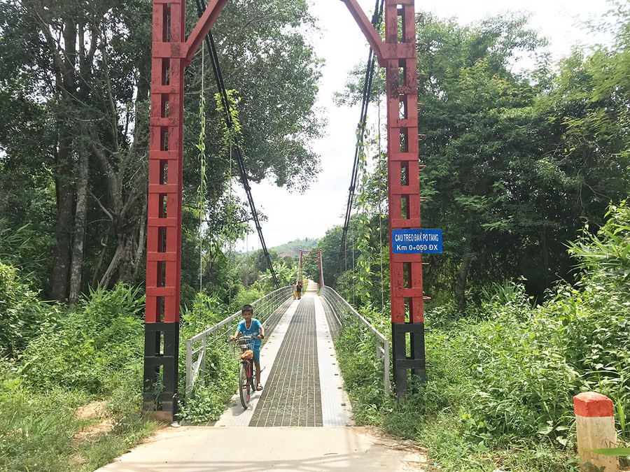 Cầu treo dân sinh Đak Pơ Tơng (làng Kon Măh, xã Hà Tây) được đầu tư xây dựng kiên cố vào năm 2022. Ảnh: Nguyễn Hồng Cầu treo dân sinh Đak Pơ Tơng (làng Kon Măh, xã Hà Tây) được đầu tư xây dựng kiên cố vào năm 2022. Ảnh: Nguyễn Hồng