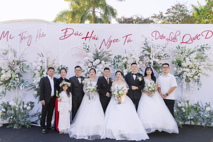 3 anh em ruột đám cưới cùng một ngày: 3 năm chờ đợi và cái kết đẹp - Ảnh 5. Gia đình chị Trang Mi gồm bố mẹ, 5 anh chị em ruột cùng 1 dâu và 2 rể. Ảnh: GĐCC