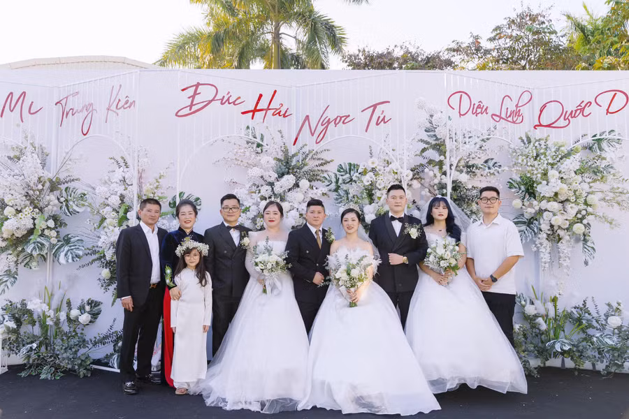 Gia đình chị Trang Mi gồm bố mẹ, 5 anh chị em ruột cùng 1 dâu và 2 rể. Ảnh: GĐCC