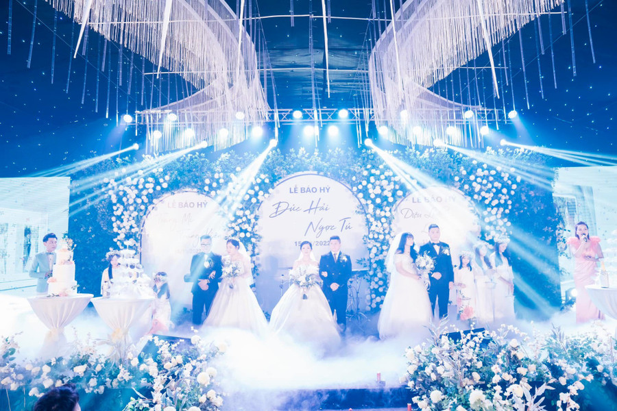 3 anh em ruột đám cưới cùng một ngày: 3 năm chờ đợi và cái kết đẹp - Ảnh 4. Khoảnh khắc cả 3 anh chị em ruột cùng đứng trên sân khấu với nửa kia của mình trong ngày trọng đại. Ảnh: GĐCC