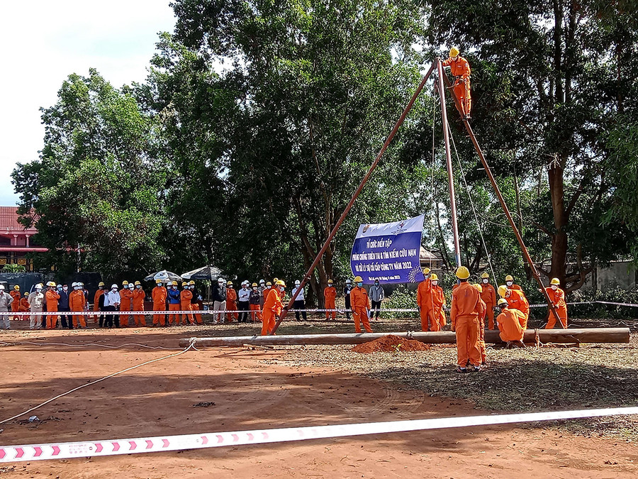 Công ty Điện lực Gia Lai diễn tập phòng-chống thiên tai và tìm kiếm cứu nạn. Ảnh: H.D Công ty Điện lực Gia Lai diễn tập phòng-chống thiên tai và tìm kiếm cứu nạn. Ảnh: H.D