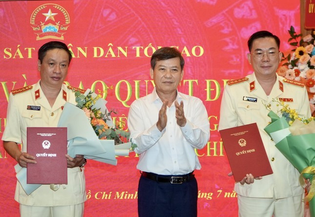 Viện trưởng Viện KSND tối cao Lê Minh Trí trao quyết định cho ông Ngô Phạm Việt (bìa phải) và ông Nguyễn Anh Tuấn. Ảnh: Hoàng Hùng Viện trưởng Viện KSND tối cao Lê Minh Trí trao quyết định cho ông Ngô Phạm Việt (bìa phải) và ông Nguyễn Anh Tuấn. Ảnh: Hoàng Hùng