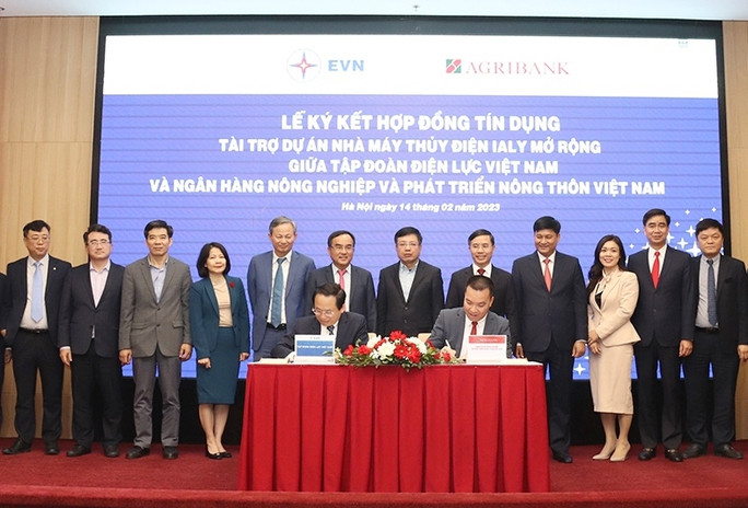 EVN và Agribank thực hiện lễ ký kết. EVN và Agribank thực hiện lễ ký kết.