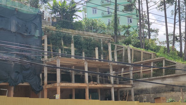 Công trình xây dựng tại thửa đất số 330, tờ bản đồ số 8, P.10 tiềm ẩn nguy cơ sạt lở. Ảnh: LÂM VIÊN