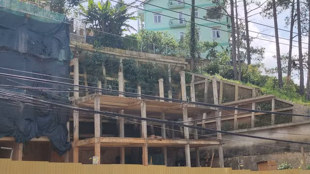 Công trình xây dựng tại thửa đất số 330, tờ bản đồ số 8, P.10 tiềm ẩn nguy cơ sạt lở. Ảnh: LÂM VIÊN