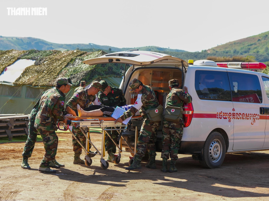 Lực lượng quân y 3 nước Việt Nam - Lào - Campuchia diễn tập thực binh tiếp nhận, phân loại, cấp cứu, điều trị tại trạm cấp cứu nạn nhân hàng loạt. Ảnh: ĐỘC LẬP - MAI THANH HẢI Lực lượng quân y 3 nước Việt Nam - Lào - Campuchia diễn tập thực binh tiếp nhận, phân loại, cấp cứu, điều trị tại trạm cấp cứu nạn nhân hàng loạt. Ảnh: ĐỘC LẬP - MAI THANH HẢI