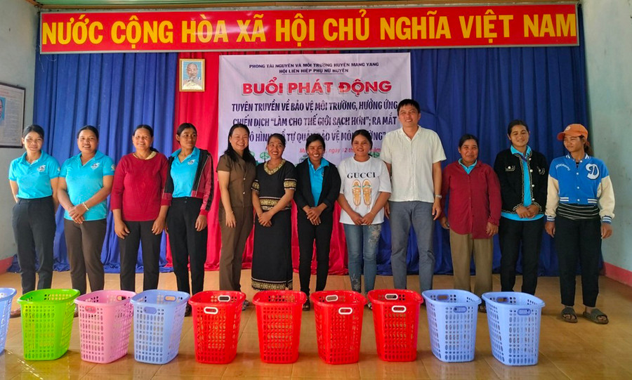 Ra mắt Tổ tự quản bảo vệ môi trường tại làng Chuk, xã Kon Thụp. Ảnh: N.H