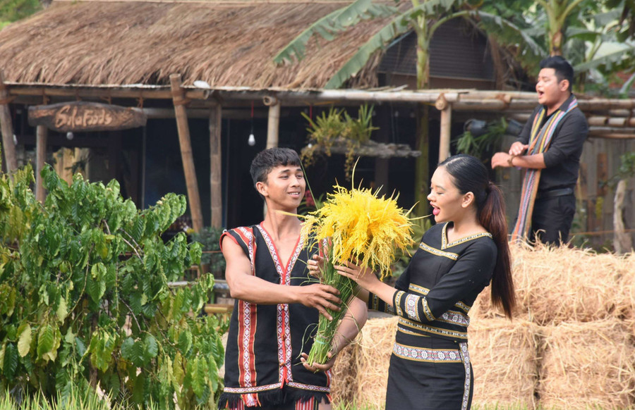 Sắc màu thổ cẩm trong chương trình &quot;Đăk Hà ngày mùa&quot;. Ảnh: NP