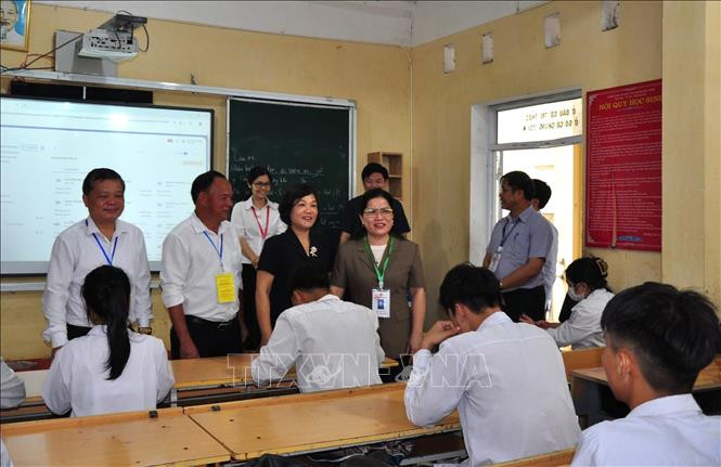 Đoàn kiểm tra công tác chuẩn bị cho kỳ thi tốt nghiệp THPT năm 2024 tại trường THPT Lê Quý Đôn (Trấn Yên, Yên Bái). Ảnh: TTXVN phát