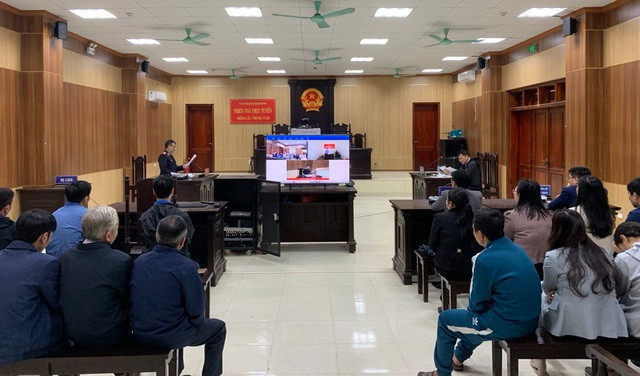 Quang cảnh phiên xét xử trực tuyến tiến sĩ Trường đại học Hồng Đức về tội "Trộm cắp tài sản" tại điểm cầu trụ sở TAND tỉnh Thanh Hóa. Quang cảnh phiên xét xử trực tuyến tiến sĩ Trường đại học Hồng Đức về tội "Trộm cắp tài sản" tại điểm cầu trụ sở TAND tỉnh Thanh Hóa.