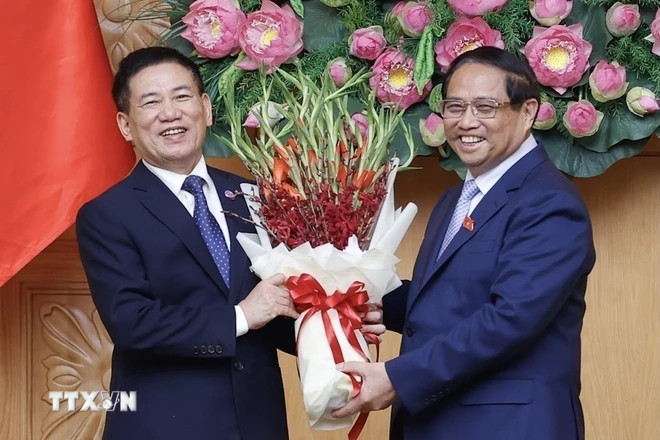 Thủ tướng Phạm Minh Chính tặng hoa chúc mừng tân Phó Thủ tướng Hồ Đức Phớc. (Ảnh: Dương Giang/TTXVN) Thủ tướng Phạm Minh Chính tặng hoa chúc mừng tân Phó Thủ tướng Hồ Đức Phớc. (Ảnh: Dương Giang/TTXVN)