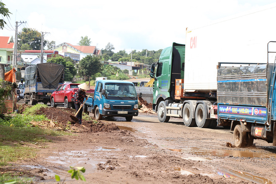 Đơn vị thi công quốc lộ 19 (đoạn qua huyện Đak Đoa) để lại các ụ đất lớn chắn trước cổng nhà, người dân phải san gạt mới có lối đi. Ảnh: Minh Phương Đơn vị thi công quốc lộ 19 (đoạn qua huyện Đak Đoa) để lại các ụ đất lớn chắn trước cổng nhà, người dân phải san gạt mới có lối đi. Ảnh: Minh Phương