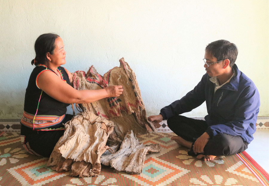 Nghệ nhân ưu tú Y Der vẫn miệt mài lưu giữ những bộ trang phục từ vỏ cây của cha mẹ để lại. Ảnh: MV Nghệ nhân ưu tú Y Der vẫn miệt mài lưu giữ những bộ trang phục từ vỏ cây của cha mẹ để lại. Ảnh: MV