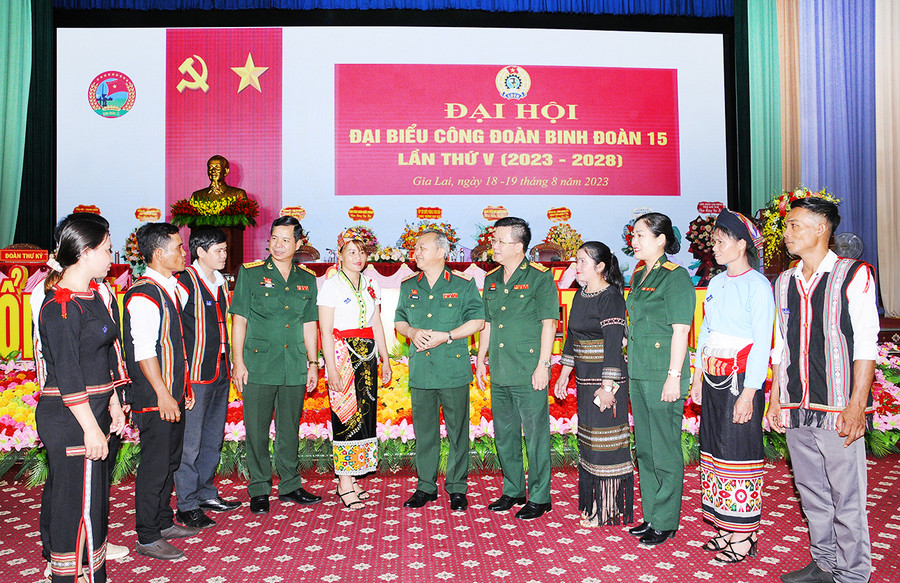 Thiếu tướng Hoàng Văn Sỹ (ở giữa)-Tư lệnh Binh đoàn 15 trò chuyện với cán bộ, người lao động của đơn vị. Ảnh: V.H Thiếu tướng Hoàng Văn Sỹ (ở giữa)-Tư lệnh Binh đoàn 15 trò chuyện với cán bộ, người lao động của đơn vị. Ảnh: V.H