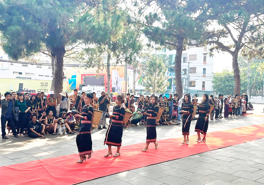 Vùng Tây Nguyên phát triển du lịch sinh thái, du lịch văn hóa gắn với bảo tồn, phát huy giá trị, bản sắc văn hóa các dân tộc Tây Nguyên. Ảnh: P.V