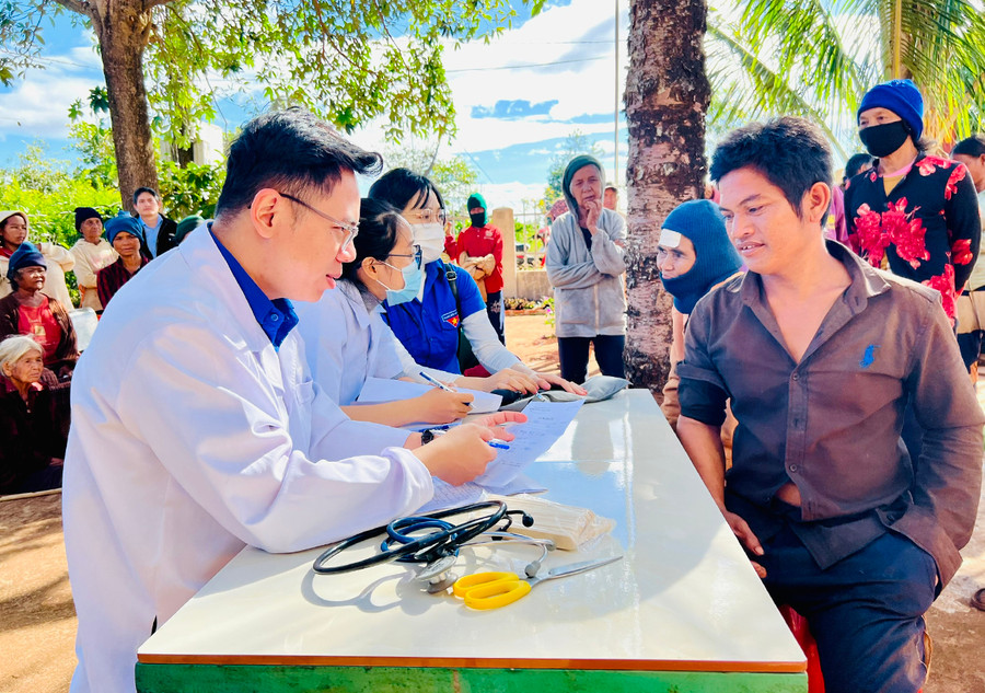 Các y-bác sĩ khám bệnh cho người dân xã Bờ Ngoong, huyện Chư Sê. Ảnh: Phan Lài Các y-bác sĩ khám bệnh cho người dân xã Bờ Ngoong, huyện Chư Sê. Ảnh: Phan Lài