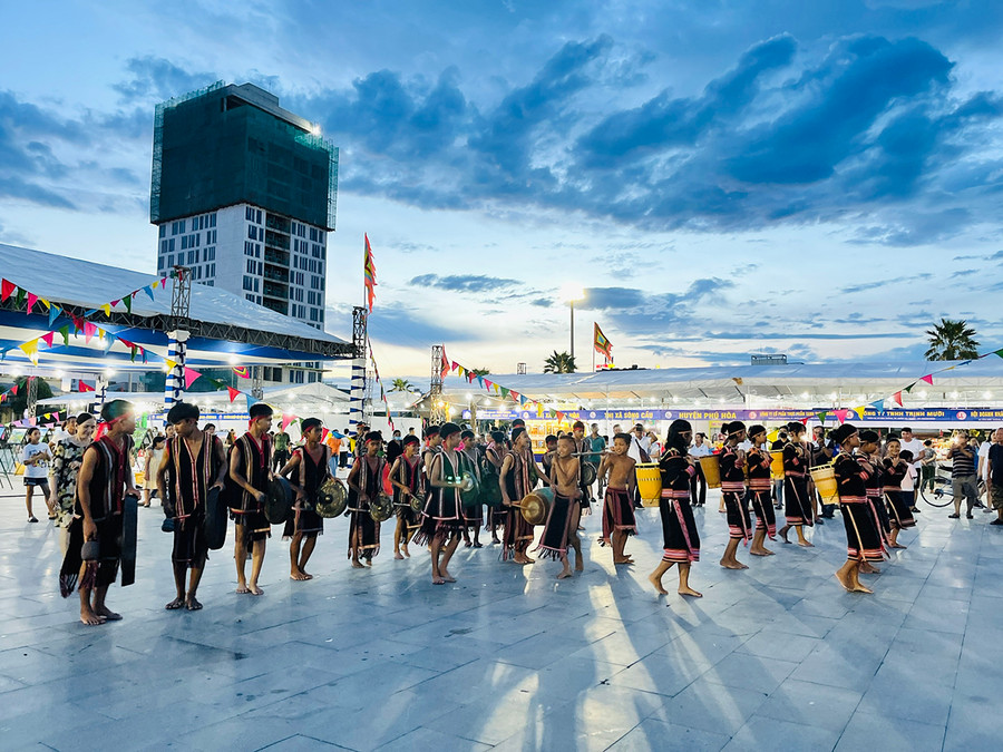 Màn trình diễn của đội chiêng “nhí” làng Chuét 2 (phường Thắng Lợi, TP. Pleiku) tại Ngày hội quảng bá, kết nối du lịch các thành phố ở Tây Nguyên với TP. Tuy Hòa để lại ấn tượng sâu đậm trong lòng du khách. Ảnh: Trần Dung Màn trình diễn của đội chiêng “nhí” làng Chuét 2 (phường Thắng Lợi, TP. Pleiku) tại Ngày hội quảng bá, kết nối du lịch các thành phố ở Tây Nguyên với TP. Tuy Hòa để lại ấn tượng sâu đậm trong lòng du khách. Ảnh: Trần Dung