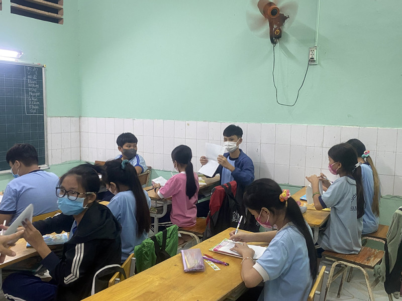 Các học sinh khoe làm được bài tập