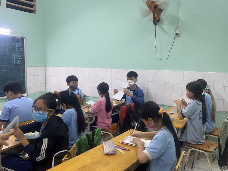 Các học sinh khoe làm được bài tập