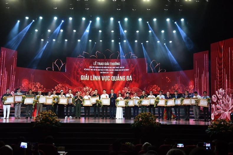 Các tập thể cá nhân được khen thưởng thành tích trong hoạt động quảng bá. Các tập thể cá nhân được khen thưởng thành tích trong hoạt động quảng bá.