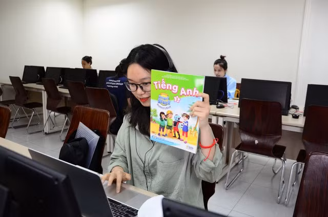 Thiếu giáo viên trầm trọng nhưng 74.000 biên chế giao địa phương chưa được tuyển dụng - Ảnh 1. Thiếu giáo viên nhưng không tuyển dụng khiến nhiều trường ở vùng cao không có giáo viên dạy tiếng Anh, phải nhờ giáo viên ở Hà Nội dạy học trực tuyến để thực hiện đủ chương trình giáo dục phổ thông mới. Ảnh: M.C