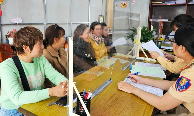 Công an làm việc với nhóm phụ nữ dừng ô tô, nhảy múa trên đường Công an làm việc với nhóm phụ nữ dừng ô tô, nhảy múa trên đường