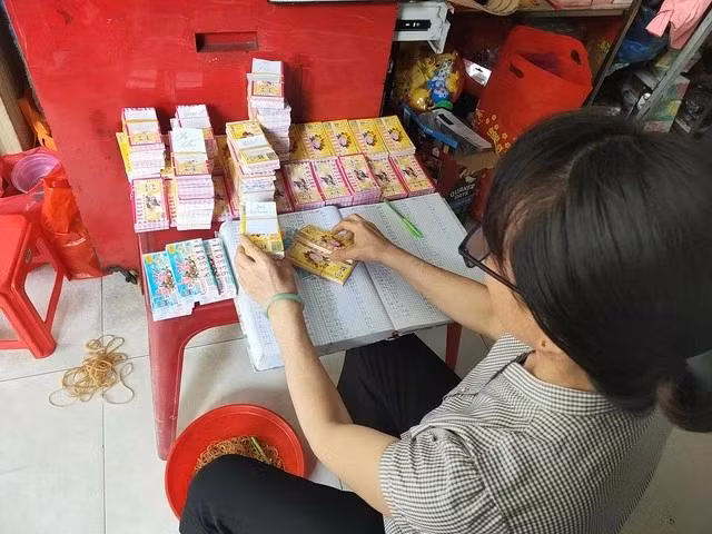 Chủ đại lý vé số Thanh Tâm lo lắng khi nhiều bạn hàng về quê ăn tết. Ảnh: Như Lịch