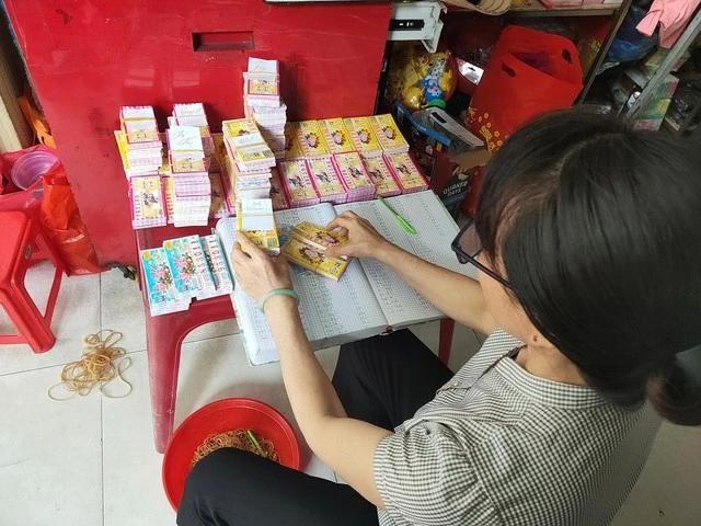 Chủ đại lý vé số Thanh Tâm lo lắng khi nhiều bạn hàng về quê ăn tết. Ảnh: Như Lịch Chủ đại lý vé số Thanh Tâm lo lắng khi nhiều bạn hàng về quê ăn tết. Ảnh: Như Lịch