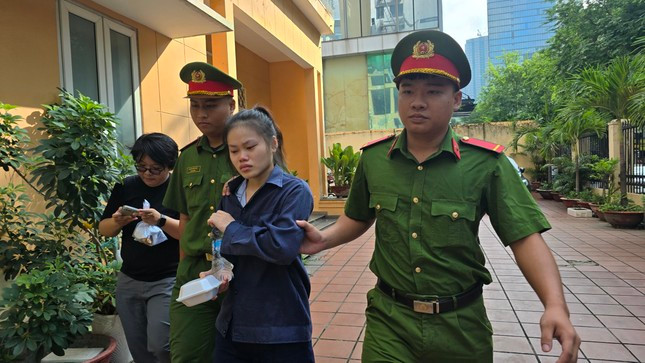 Dẫn giải bị cáo Phạm Huỳnh Nhật Vi vào phòng xử án.