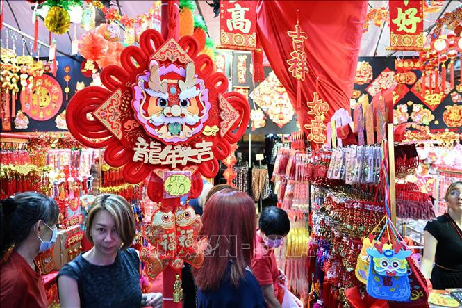 Người dân mua đồ trang trí Tết Nguyên đán tại Singapore. Ảnh: THX/TTXVN Người dân mua đồ trang trí Tết Nguyên đán tại Singapore. Ảnh: THX/TTXVN