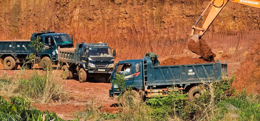 Tại khu đất tái định canh, ngoài bị lấn chiếm để trồng cây thì còn có tình trạng khai thác đất trái phép.