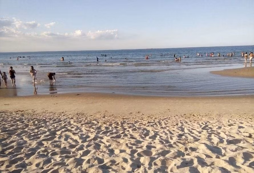 Trẻ em không nên tự ý tắm biển khi không có người lớn đi cùng.