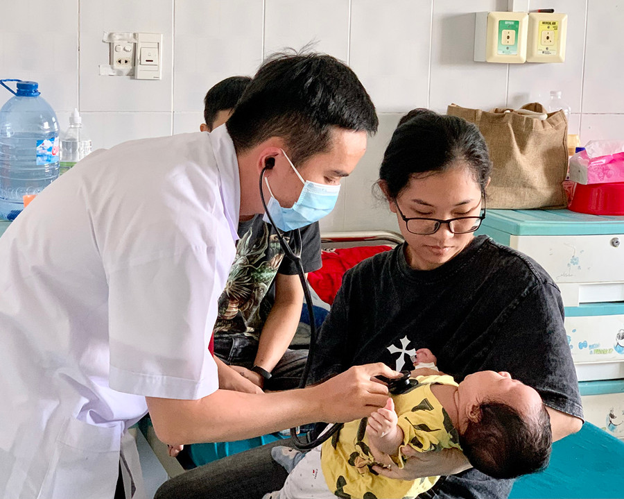 Nguồn nhân lực y tế đảm bảo chuyên môn, y đức góp phần nâng cao chất lượng khám-chữa bệnh cho người dân. Ảnh: Như Nguyện Nguồn nhân lực y tế đảm bảo chuyên môn, y đức góp phần nâng cao chất lượng khám-chữa bệnh cho người dân. Ảnh: Như Nguyện