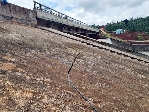 Thân đập hồ Đắk N’ting. (Ảnh: Vietnam+ phát)