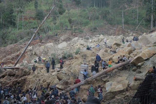 Nhân viên cứu trợ và người dân sau trận lở đất ở tỉnh Enga (Papua New Guinea) vào ngày 26.5.2024. Ảnh: REUTERS Nhân viên cứu trợ và người dân sau trận lở đất ở tỉnh Enga (Papua New Guinea) vào ngày 26.5.2024. Ảnh: REUTERS