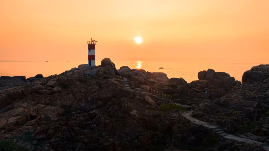 Ngọn hải đăng trên gành Đèn. Ảnh: BÙI VĂN HẢI