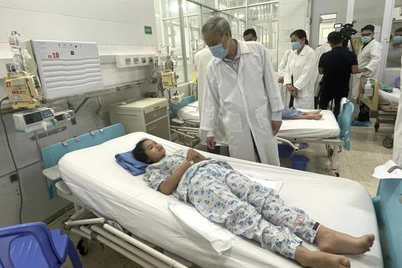 Ông Nguyễn Hùng Long-Phó Cục trưởng Cục An toàn Thực phẩm thăm hỏi, động viện bệnh nhi đang điều trị tại Bệnh viện Đa khoa khu vực Long Khánh liên quan vụ nghi ngộ độc thực phẩm khiến hơn 518 người (tính đến 17h ngày 3/5) nhập viện cấp cứu. (Ảnh: Lê Xuân/TTXVN)