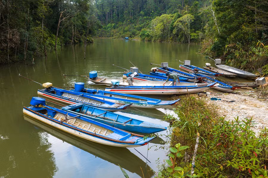 Bến thuyền dân sinh được hình thành và ngày càng đông đúc với nhiều hoạt động trên lòng hồ.