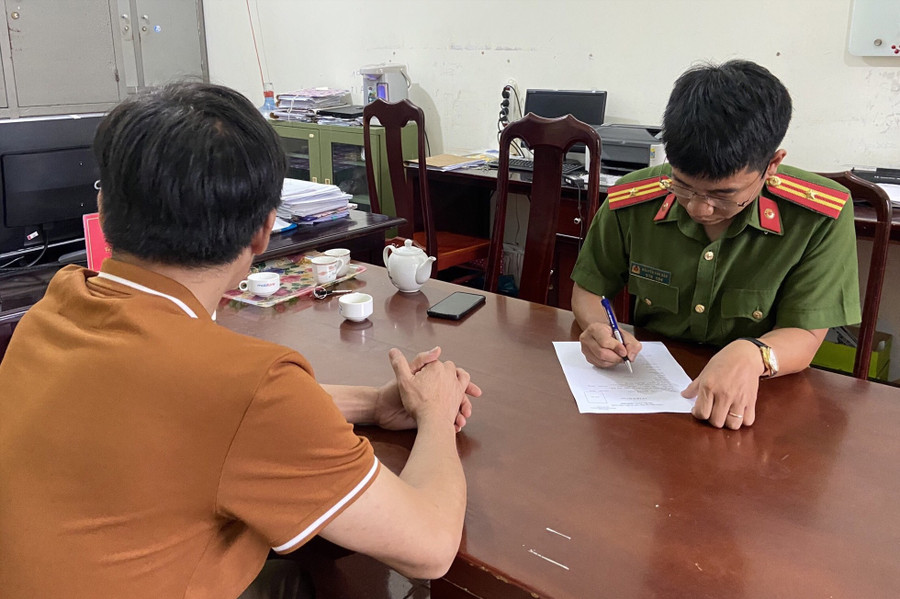Cơ quan chức năng khởi tố bị can Quang Việt về hành vi lợi dụng chức vụ. Ảnh: Minh Quỳnh Cơ quan chức năng khởi tố bị can Quang Việt về hành vi lợi dụng chức vụ. Ảnh: Minh Quỳnh