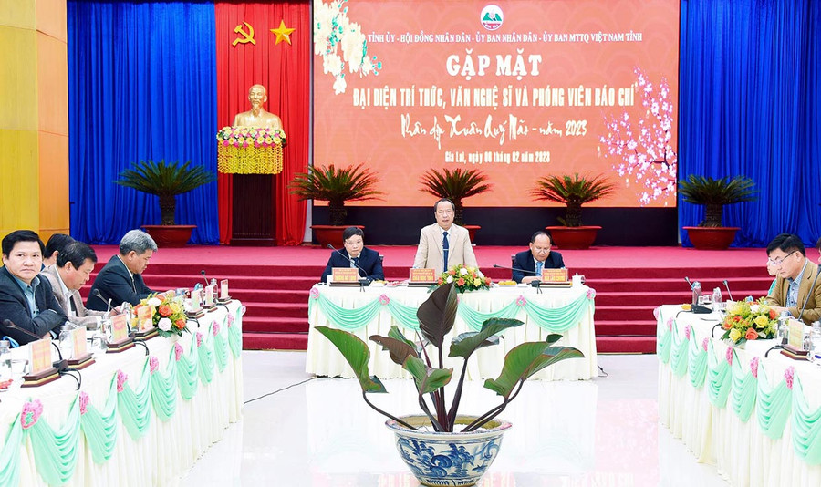 Các đồng chí Thường trực Tỉnh ủy chủ trì buổi gặp mặt. Ảnh: Đức Thụy Các đồng chí Thường trực Tỉnh ủy chủ trì buổi gặp mặt. Ảnh: Đức Thụy