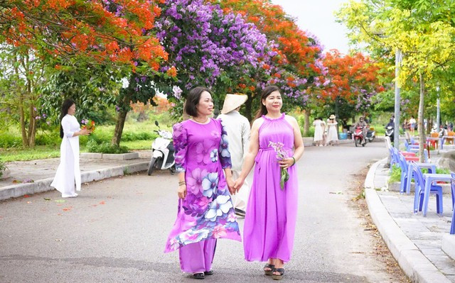 ... mà nhiều người trung tuổi cũng tìm tới công viên để lưu lại những khoảnh khắc đẹp ... mà nhiều người trung tuổi cũng tìm tới công viên để lưu lại những khoảnh khắc đẹp